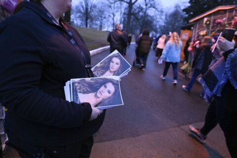 Fans, celebs gather at Graceland to mourn Lisa Marie Presley