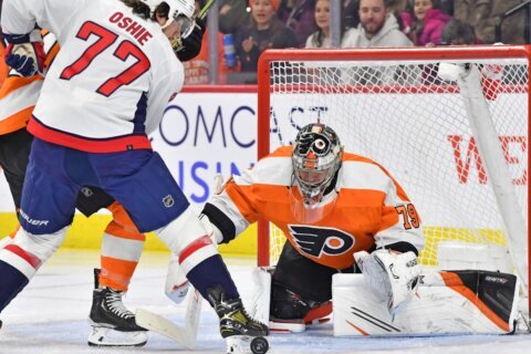 Capitals show life late, but not enough to complete comeback vs. Flyers