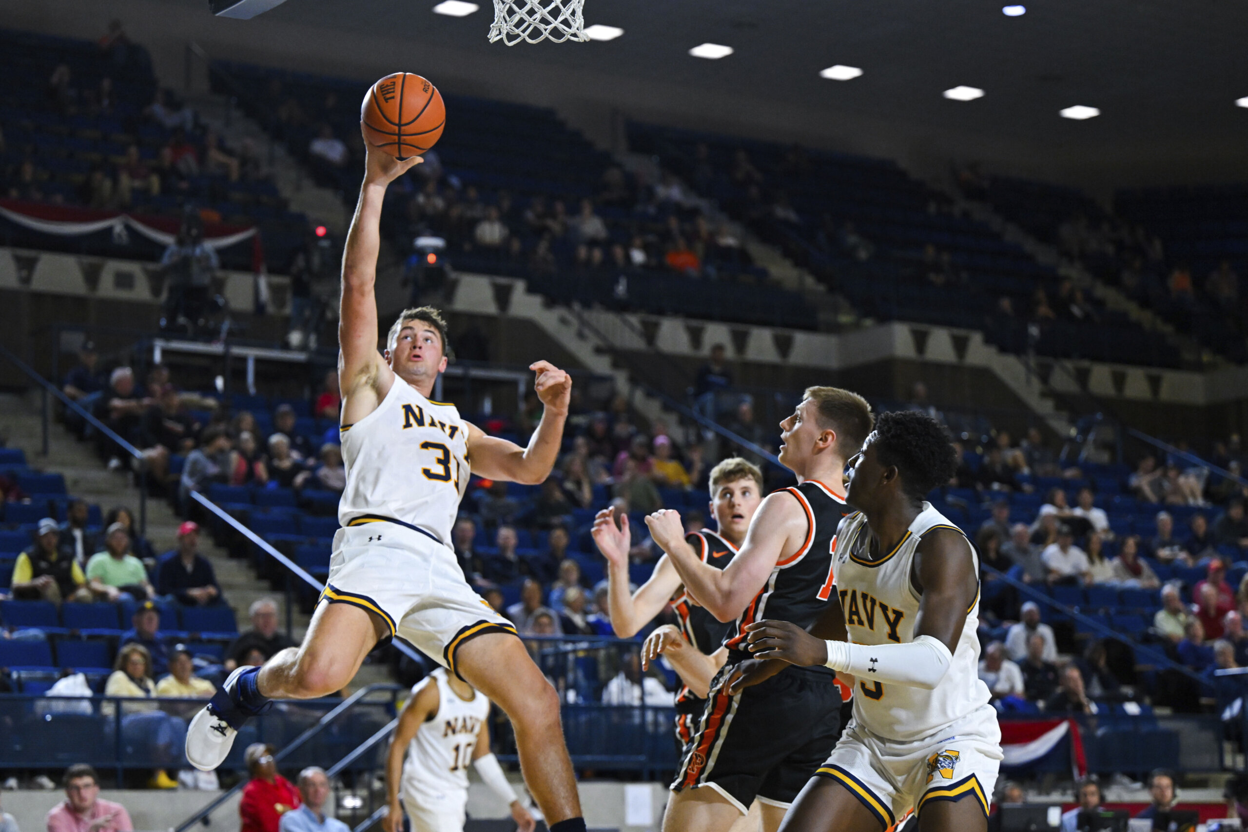 Michigan snaps 5-game losing streak, beats Ohio State 73-65 in