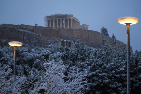 Greece: Snow reaches Acropolis, halts services