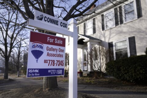 Average long-term US mortgage rates inch back up this week