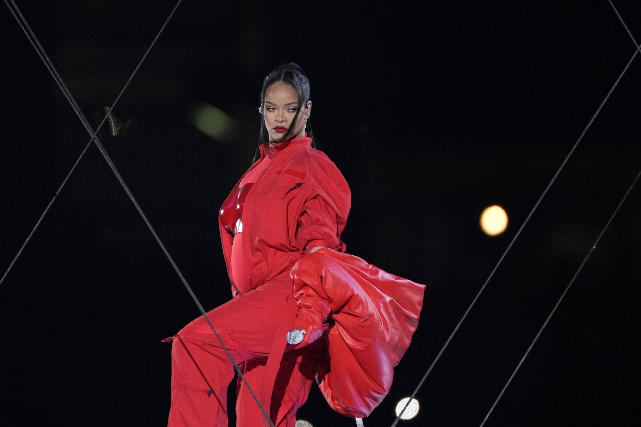 Rihanna Pregnant, Big Reveal during Super Bowl Halftime Show