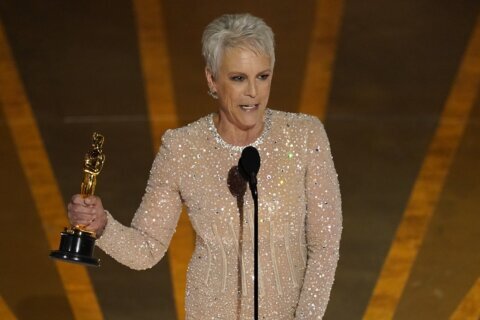 Jamie Lee Curtis wins Oscar for best supporting actress