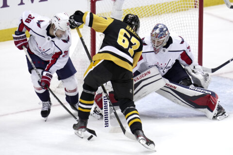 Malkin’s late goal lifts Penguins past Ovechkin, Caps 4-3