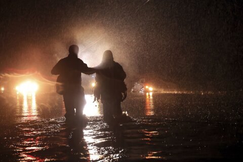 Storm breaches California river's levee, thousands evacuate