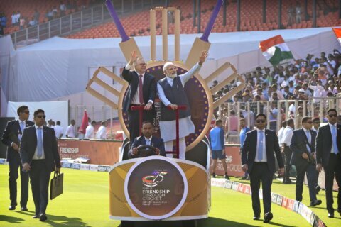 Australian PM kicks off India visit with cricket event