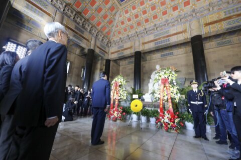 Former Taiwan leader begins mainland tour at historic tomb
