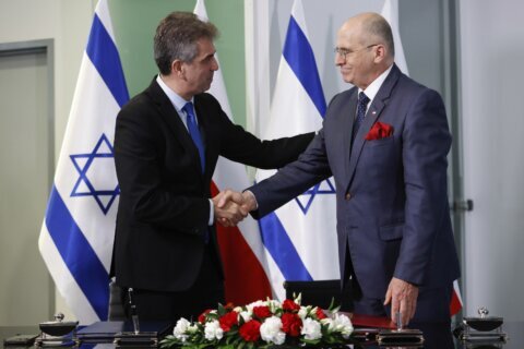 Israeli foreign minister visits Poland to restore ties