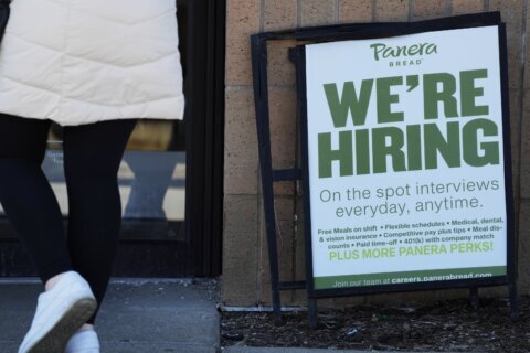 US jobless claims inch down as labor market remains tight