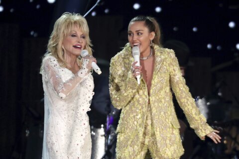 Wisconsin school bans Miley, Dolly duet from class concert