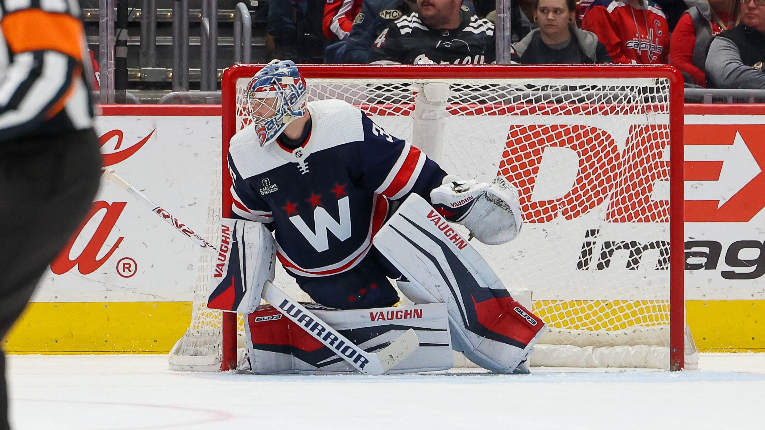 Washington Capitals goaltender Darcy Kuemper makes a save against