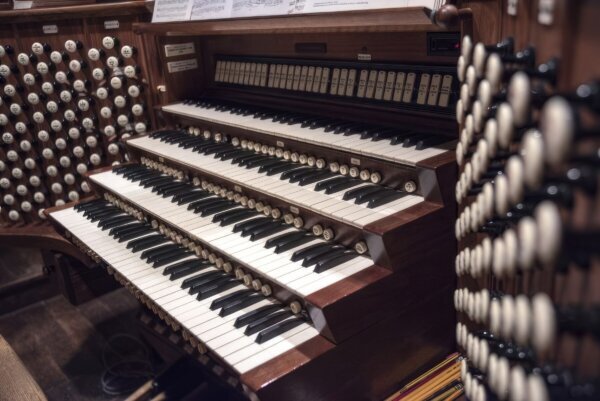 Photo of the National Cathedral's organ.