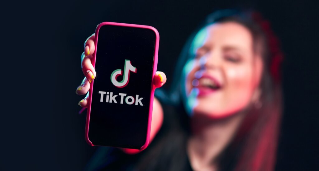 Menores de edad solo podrán usar Tik Tok una hora al día