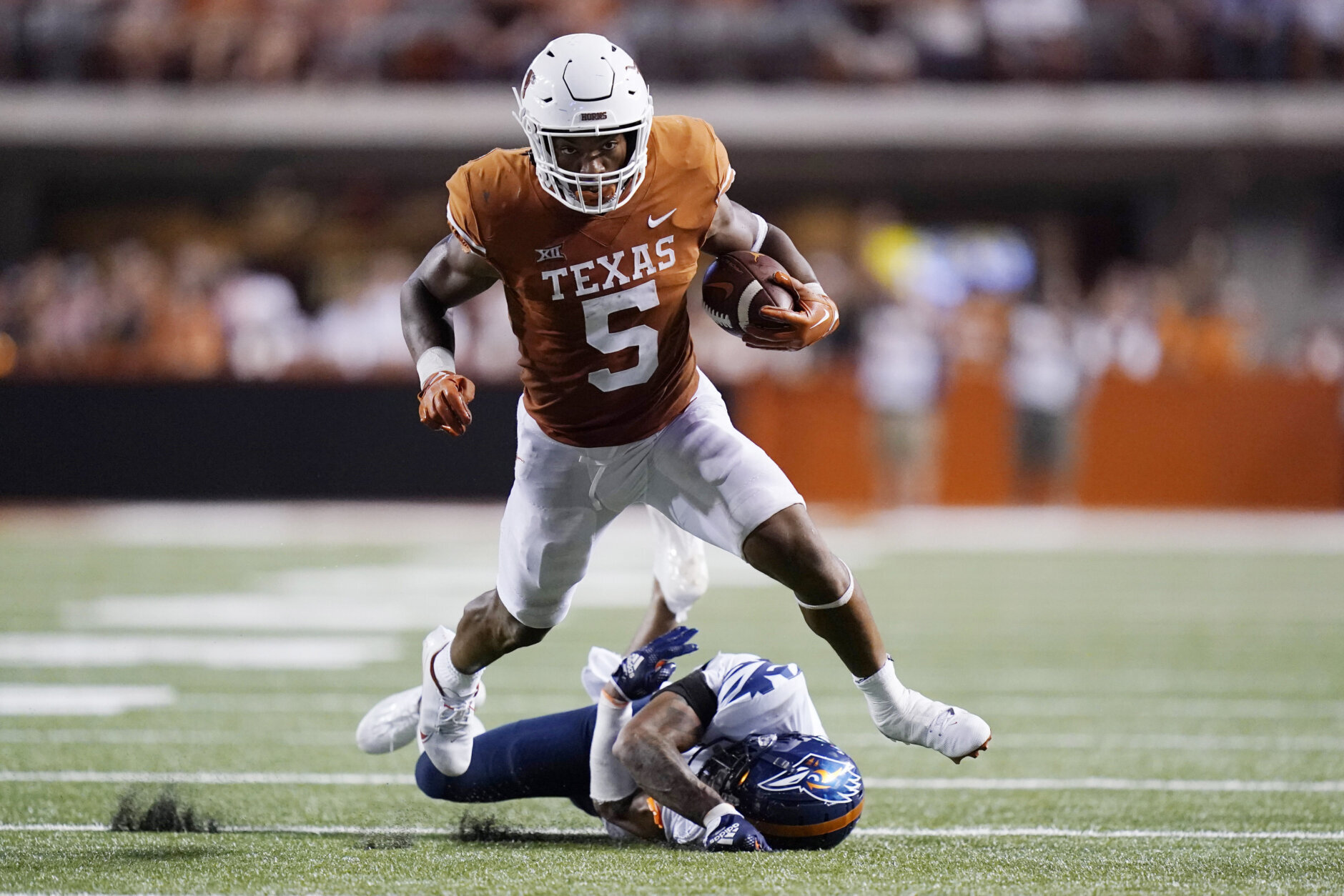 <p><strong>1e. — Bijan Robinson, RB Texas</strong></p>
<p>This would be a total luxury pick Washington can&#8217;t afford, but wow, would it be a nice addition to a team with Brian Robinson as the goal line/power back and a receiving corps of Terry McLaurin, Jahan Dotson and Curtis Samuel. Rivera has historically gone with a dual-back approach to his run game but if Bijan really is the next LaDainian Tomlinson, it&#8217;s a true test of the commitment to taking the best player available.</p>
