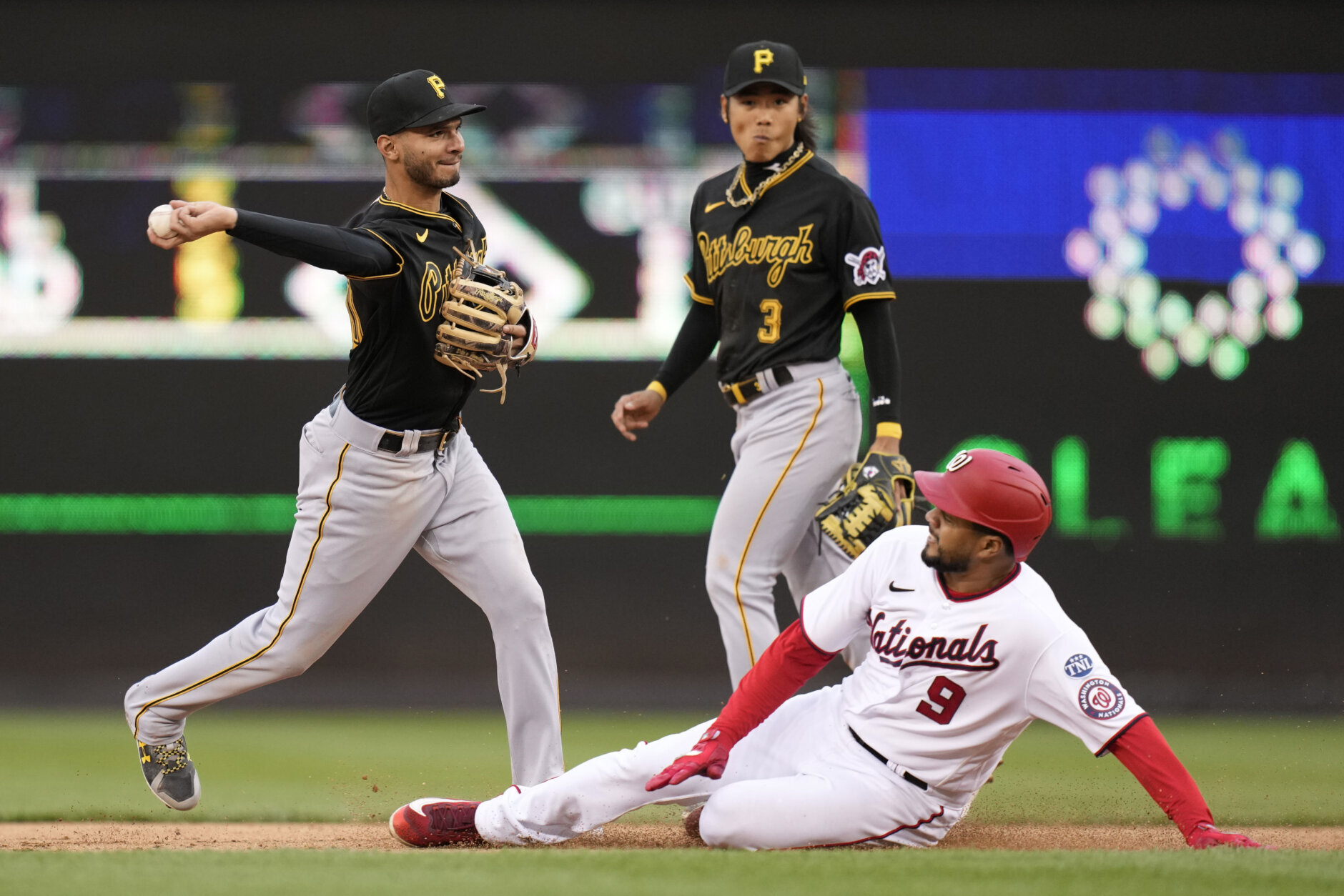 Pirates overcome rain delay, use 8 pitchers to top St. Louis