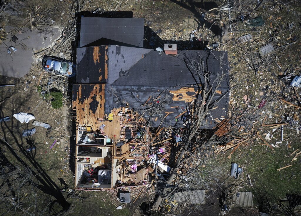 Broad swaths of US reel from tornadoes that killed 27