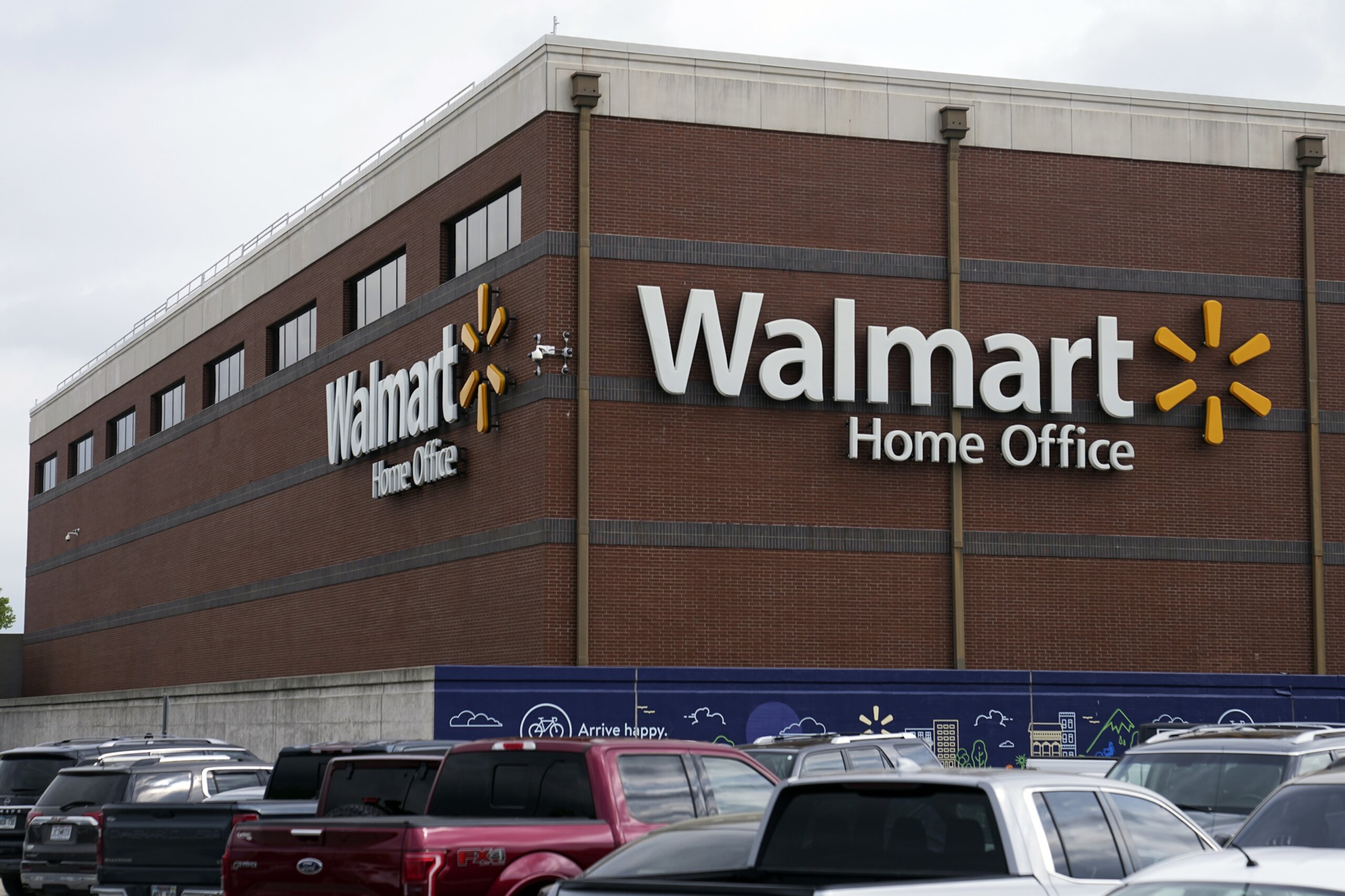 Walmart shines in rough retail environment, ratchets up outlook after