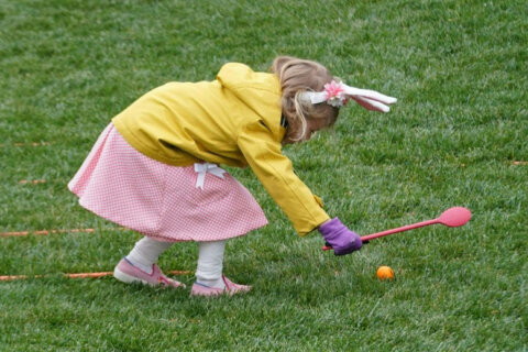 TOPSHOT - Kids take part in the annual White House Easter Egg Roll on the South Lawn of the White House in Washington, DC on April 18, 2022. (Photo by Stefani Reynolds / AFP) (Photo by STEFANI REYNOLDS/AFP via Getty Images)