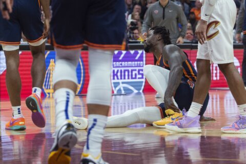 Knicks' Randle aggravates ankle injury in Game 5