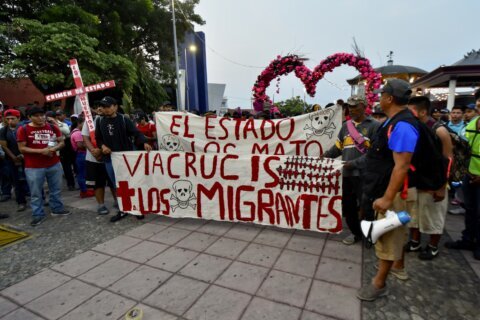 3,000 migrants begin walk north from southern Mexico