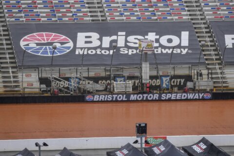 Dirt-racing star Bell outruns Reddick to win on Bristol dirt