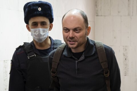 Top Kremlin critic convicted of treason, gets 25 years