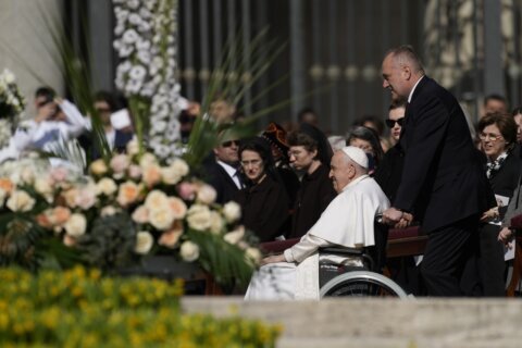 Pope at Easter: Pray for Ukrainian, Russian people, refugees