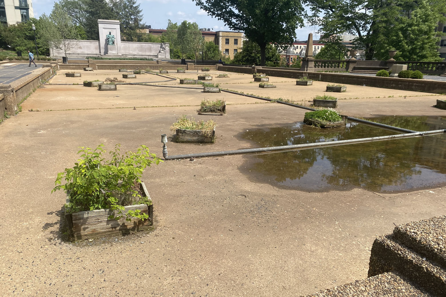 An empty pool at Meridian Hill Park (WTOP/John Domen)