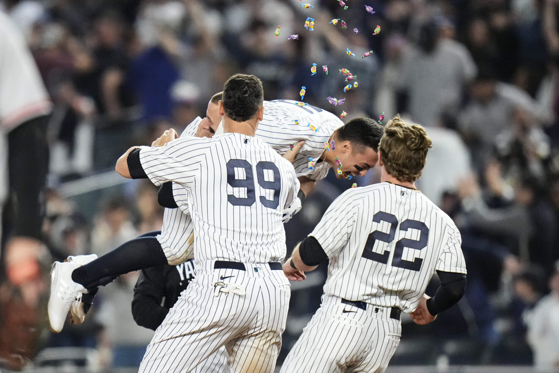 Yankees CRUISE to a Game 5 win