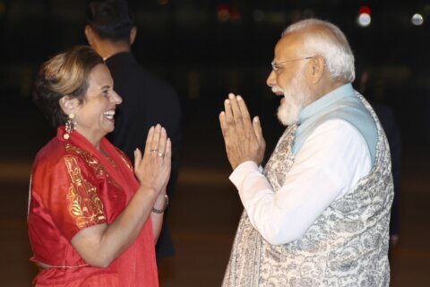 Indian Prime Minister Narendra Modi cheered by 20,000 fans at Sydney stadium