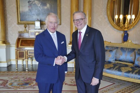 Australia PM to give allegiance to king but wants president