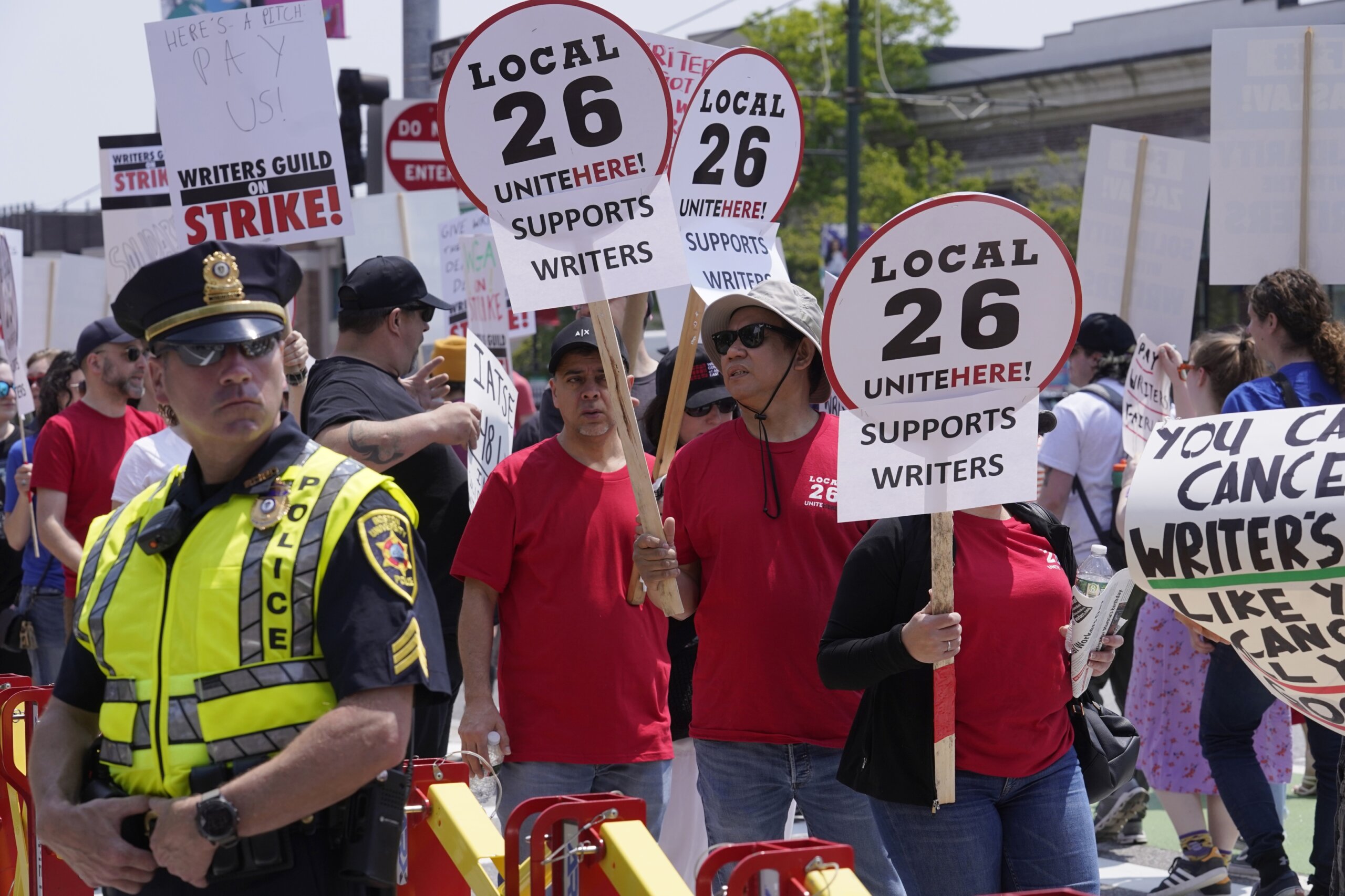 Warner CEO Booed At Boston University As Supporters Of Writers Strike 