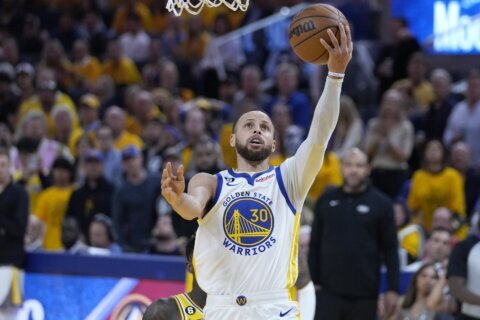 Stephen Curry, Warriors stave off elimination, force Game 6 by beating Lakers 121-106