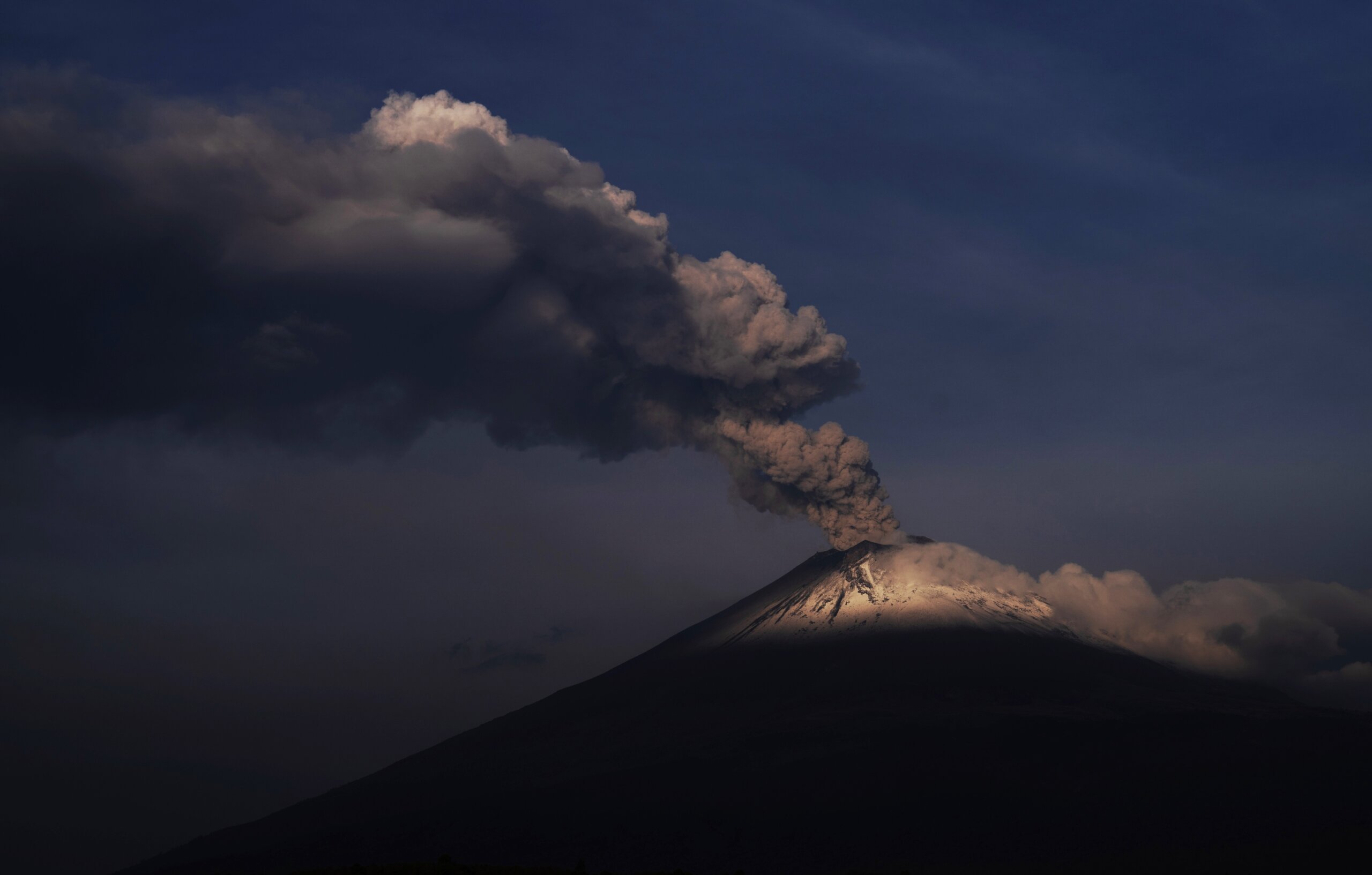 Volcano rumbles near Mexico City, coating towns with ash, disrupting ...