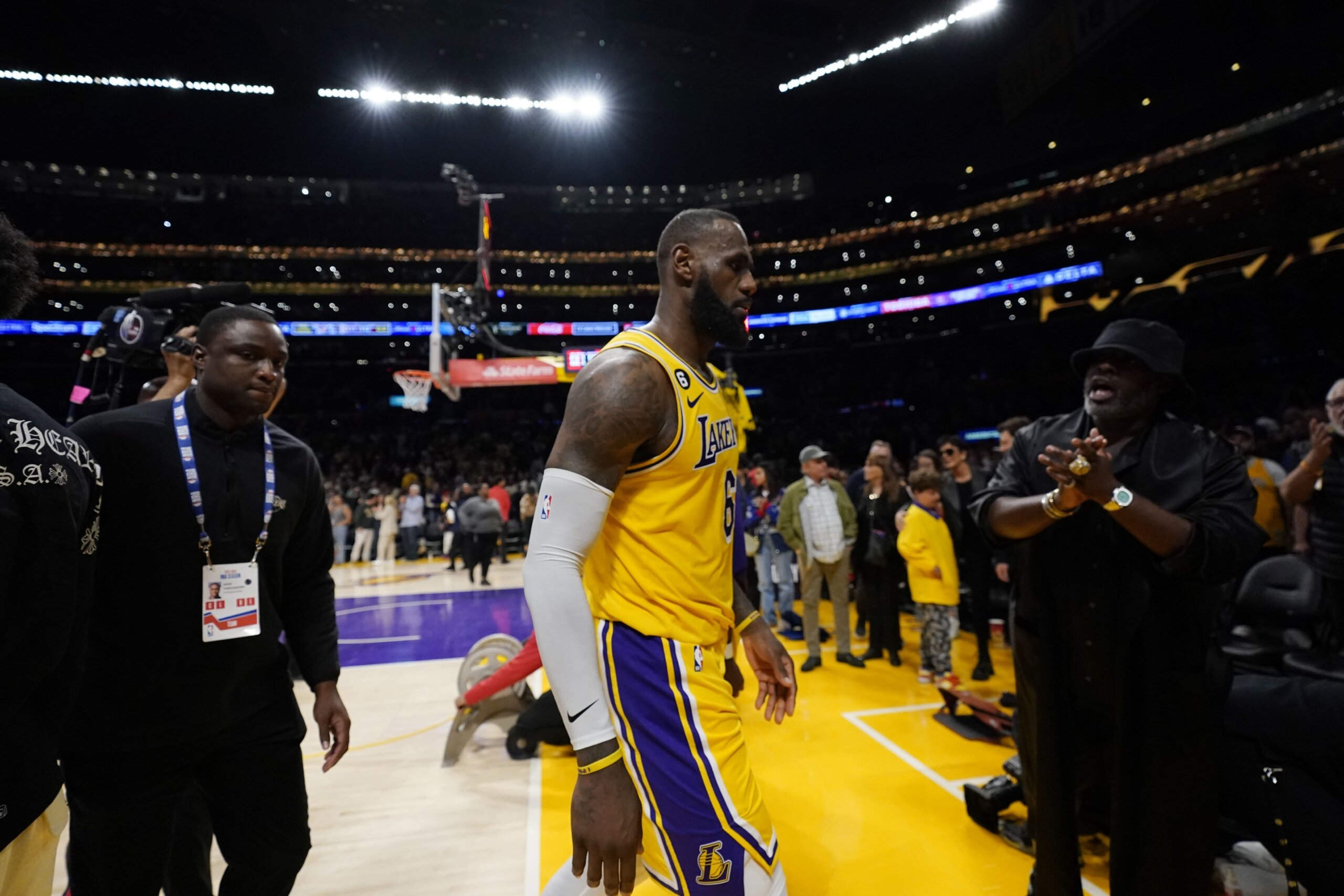 Lakers hoping LeBron James decides to continue career after playoff