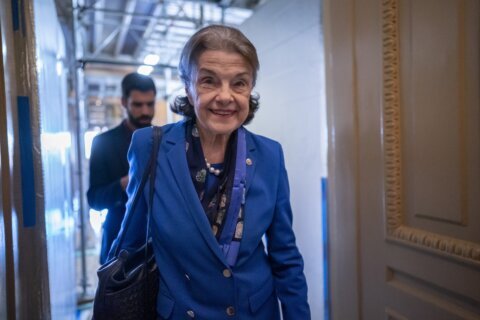 Feinstein returning to Senate after facing resignation calls