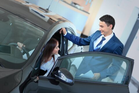 CNBC: Cómo comprar tu primer auto y cuidar tu bolsillo con los precios por las nubes