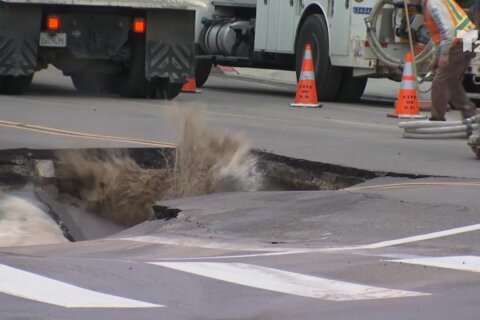 En video: enorme socavón se traga parte de una calle tras fuga de agua