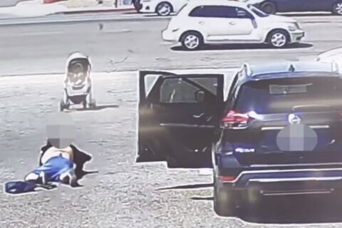 Salvado de milagro: carriola con bebé sale rodando cerca de avenida transitada