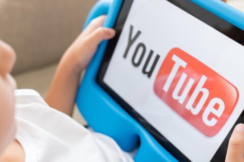 Estudio: algoritmo de YouTube expuso a los niños a tiroteos escolares y videos de armas gráficas