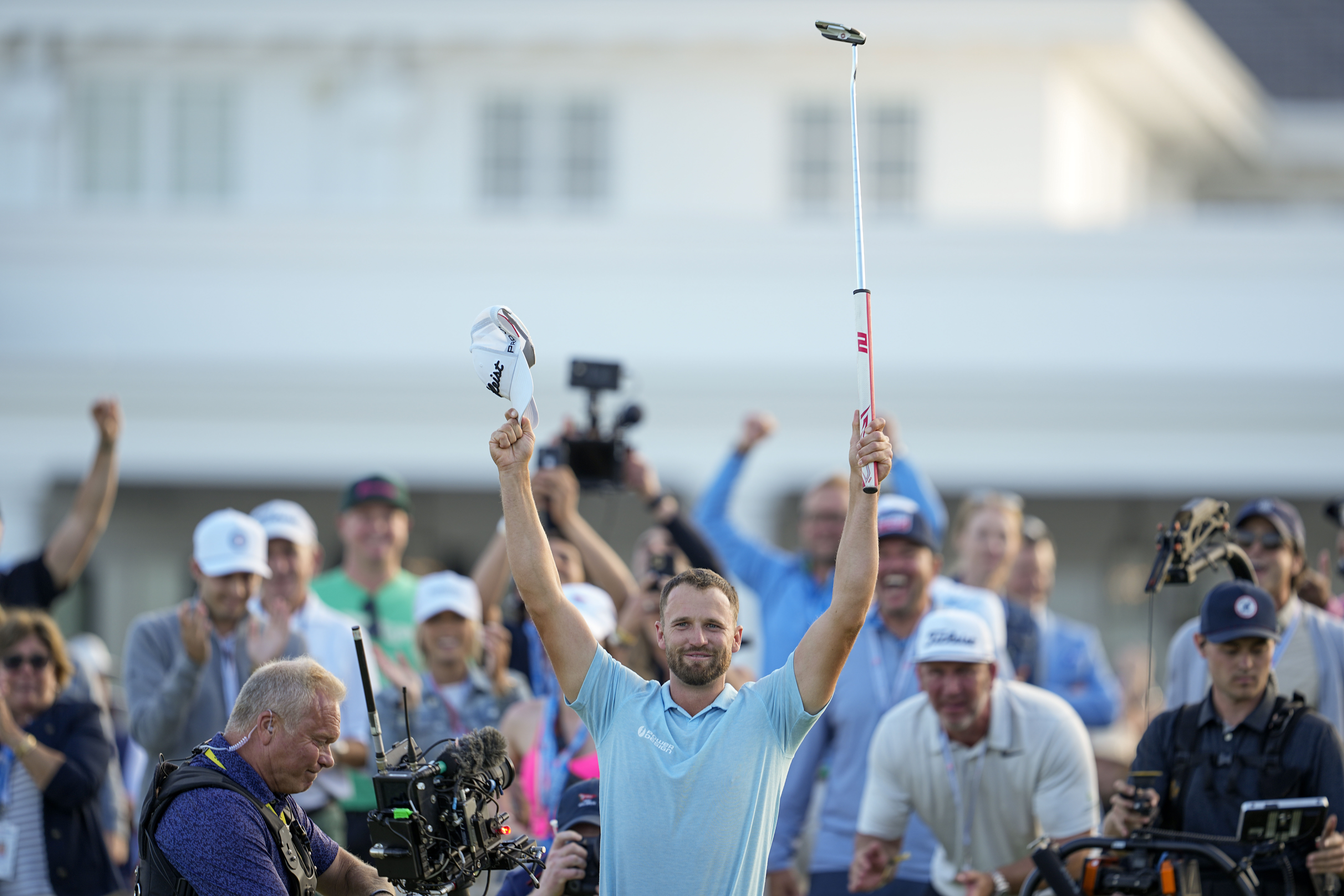 Wyndham Clark celebrates on the 18th hole after winning the U.S. Open golf tournament at Los Angeles Country Club on Sunday, June 18, 2023, in Los Angeles. (AP Photo/George Walker IV)