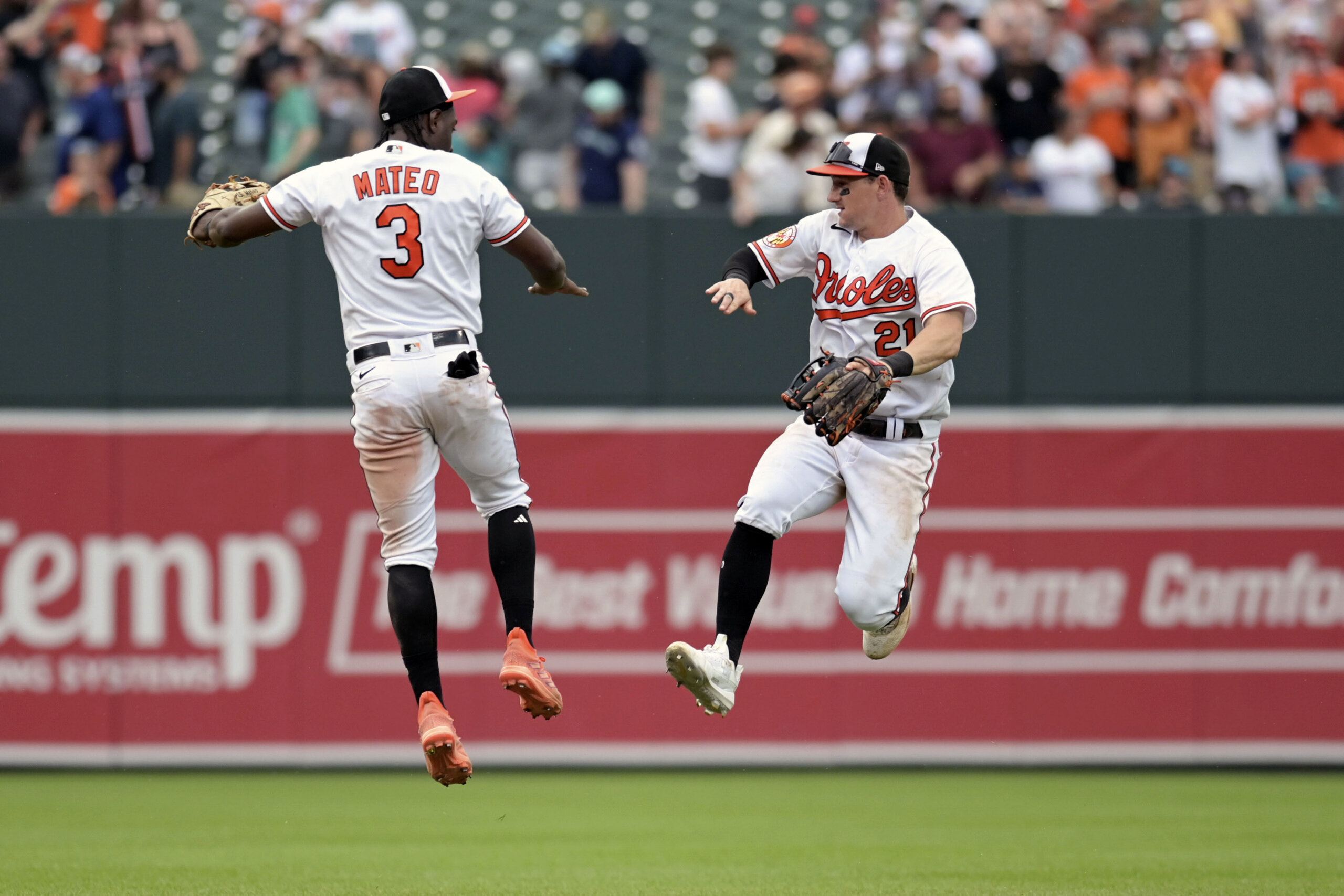 Santander shines again as Orioles edge Mariners 3-2 - The Columbian