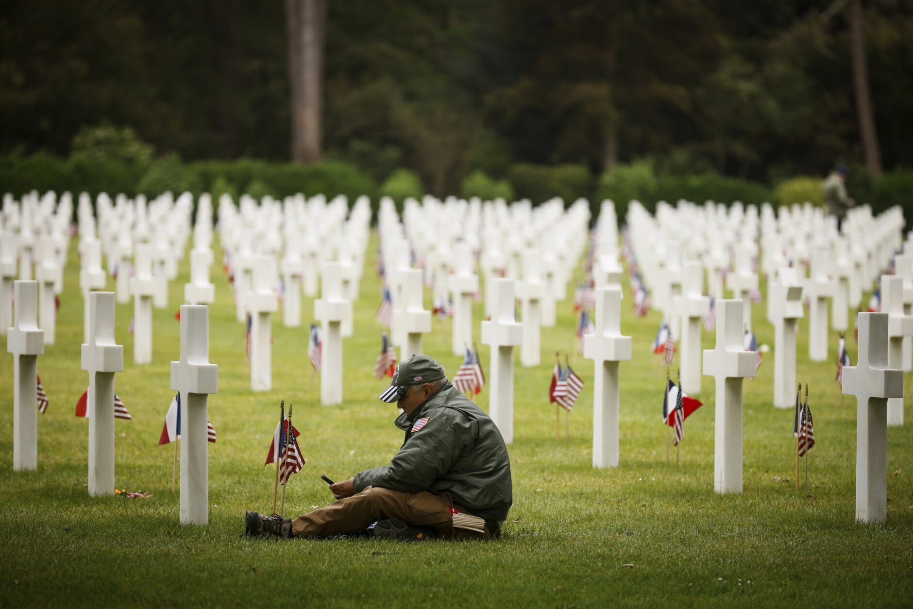Crowds honor World War II veterans at Normandy D-Day celebrations