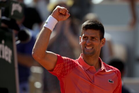 Djokovic breaks tie with Nadal by reaching French Open quarterfinals for 17th time; Alcaraz wins