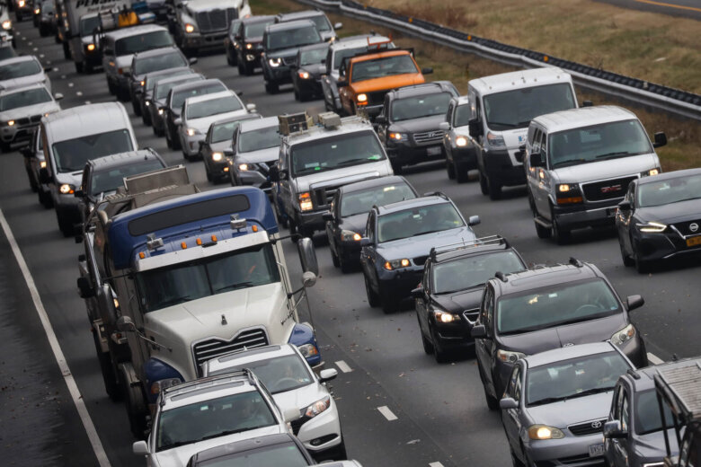 Heavy traffic moves slowly on I-495 during Thanksgiving travel in November 2019. Photo by Drew Angerer/Getty Images.