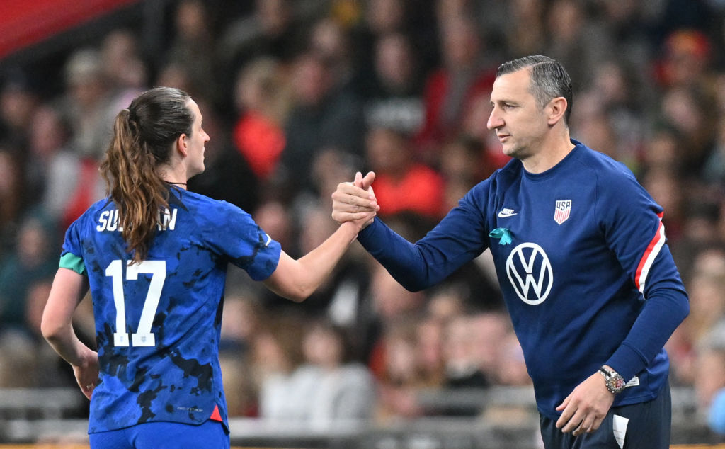 USA's head coach Vlatko Andonovski (R) congratulates USA's midfielder Andi Sullivan (L) as she leaves the pitch during the Women's friendly football match between England and USA at the Wembley Stadium, in London, on October 7, 2022. - - NOT FOR MARKETING OR ADVERTISING USE / RESTRICTED TO EDITORIAL USE (Photo by Glyn KIRK / AFP) / NOT FOR MARKETING OR ADVERTISING USE / RESTRICTED TO EDITORIAL USE (Photo by GLYN KIRK/AFP via Getty Images)