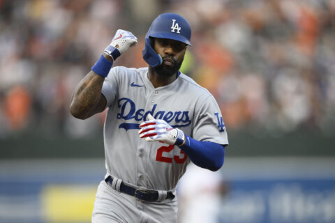 Jason Heyward hits a 3-run homer as the Dodgers rout the Orioles 10-3 for 8th win in 9 games