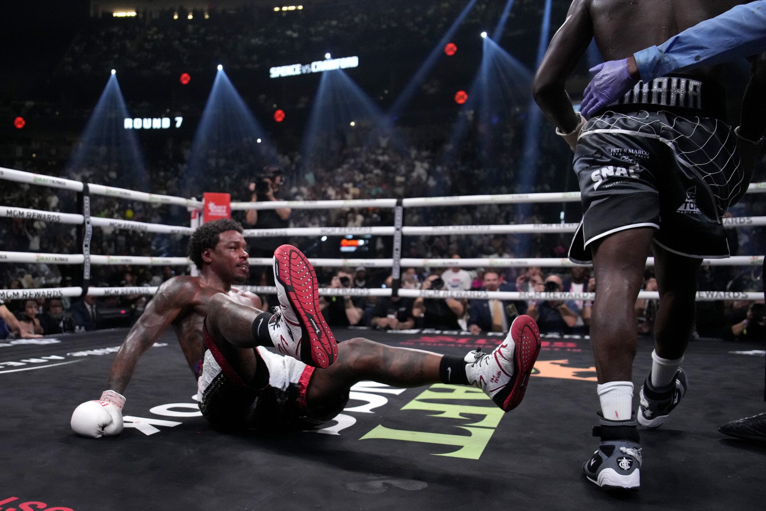 Crawford unifies welterweight division with 9th-round TKO in dominant 