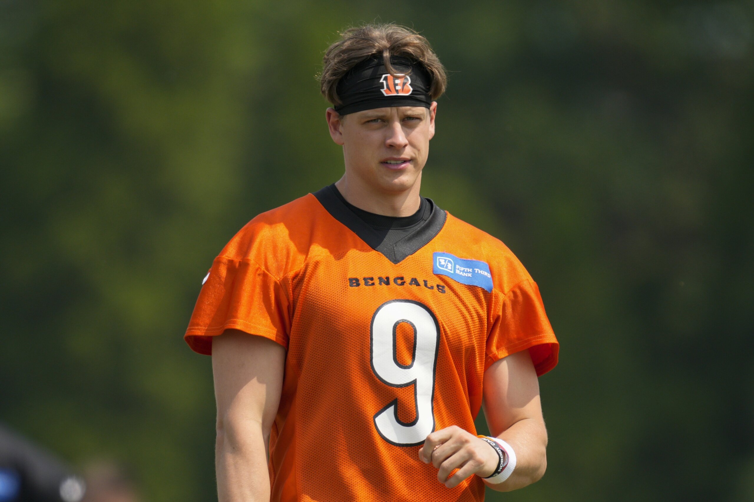 Cincinnati Bengals QB Joe Burrow draws attention with his