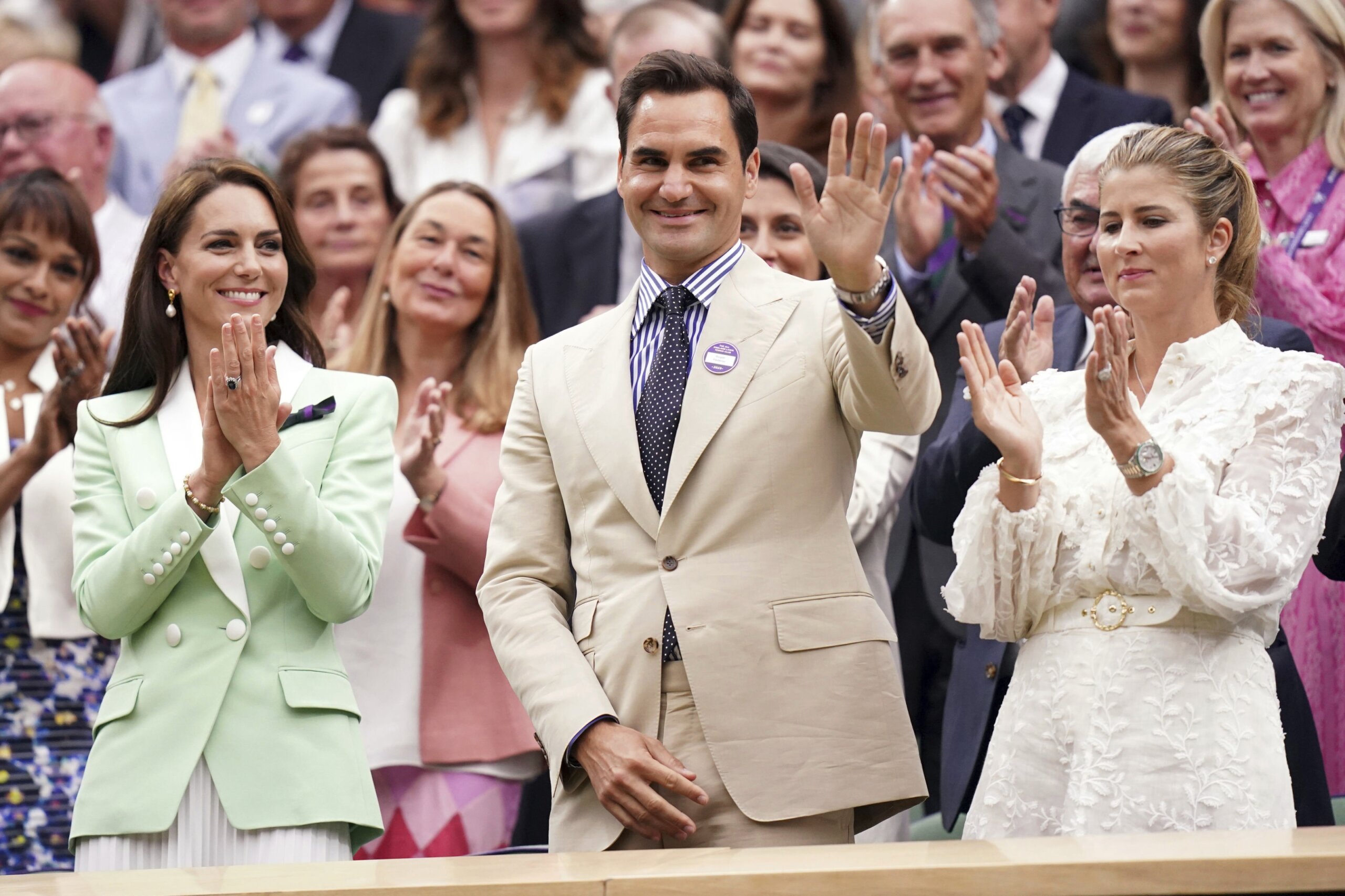 Roger Federer receives a lengthy standing ovation at Wimbledon from ...